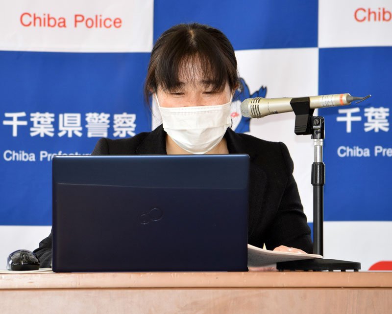 講演で被害者支援を訴える安藤さん＝８日午前、四街道署
