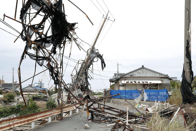 ２０１９年９月、台風１５号の影響で傾いた電柱（写真と記事は直接関係ありません）