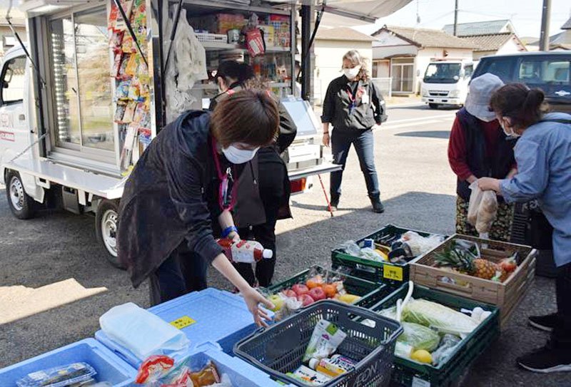 イオンスタイル旭中央で扱う食品などが並ぶ移動販売＝旭市