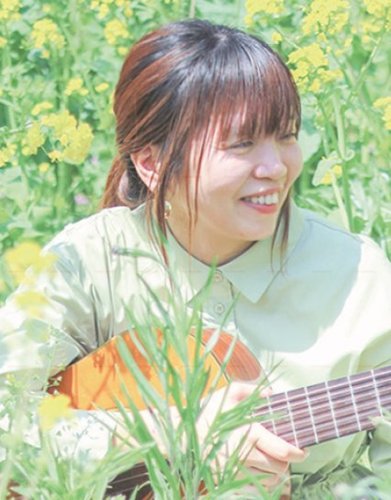 「恋人の丘」で開かれるラブソングコンサートに出演するｃｏｙｏｍｉさん（告知チラシより）