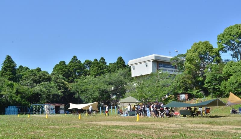 南条小跡地を活用したキャンプ場「ＣＡＭＰｉｅｃｅ　横芝光」。奥の建物は元校舎＝横芝光町
