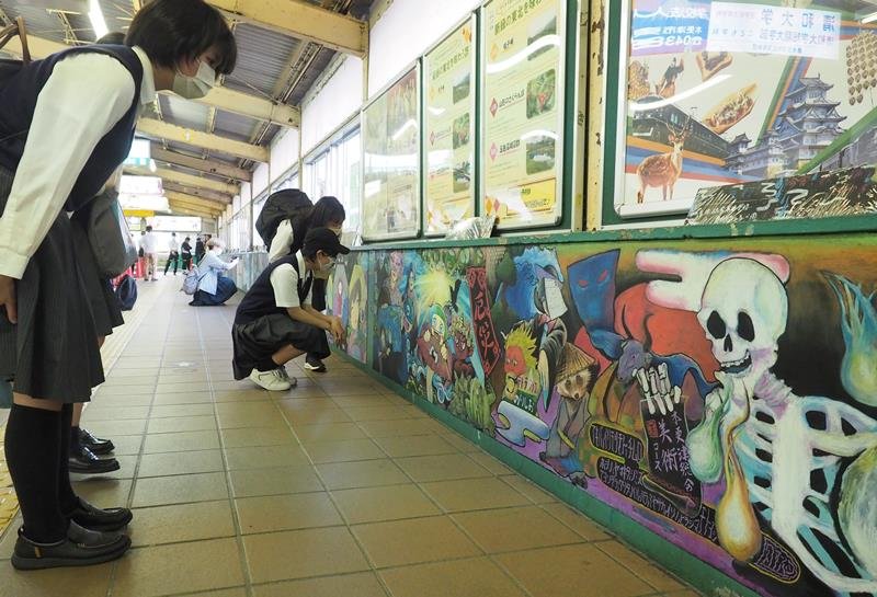 ＪＲ木更津駅に設置された地元高校生らによる黒板アート＝木更津市
