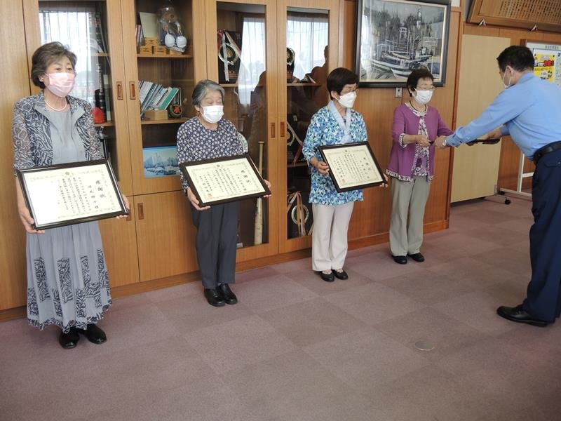 前田署長から感謝状を渡される（前列左から）沼尻さん、小見山さん、平野さん、篠田さん＝３１日、柏署
