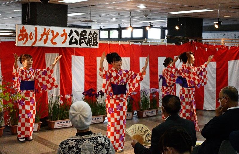 今年末で閉館する公民館に感謝を伝える式典で、舞踊を披露する会員ら＝香取市
