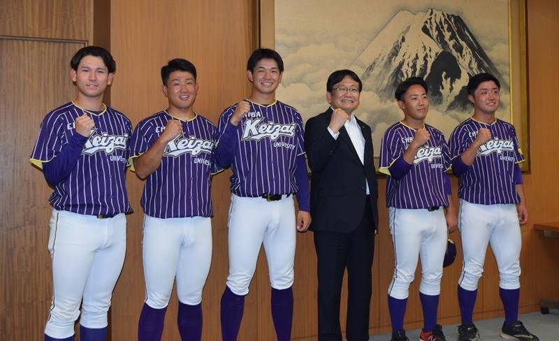 神谷市長（右から３人目）に全日本大学野球選手権大会出場を報告した千葉経済大野球部の選手たち＝３日、千葉市役所
