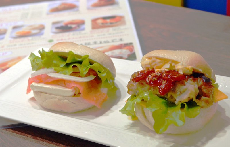 人気のベーグルサンド「スモークサーモン＆クリームチーズ」（左）と「よつからサンド」