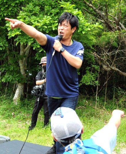 サンキュー・ポーズでイベントを盛り上げた尾形さん＝４日、市原市