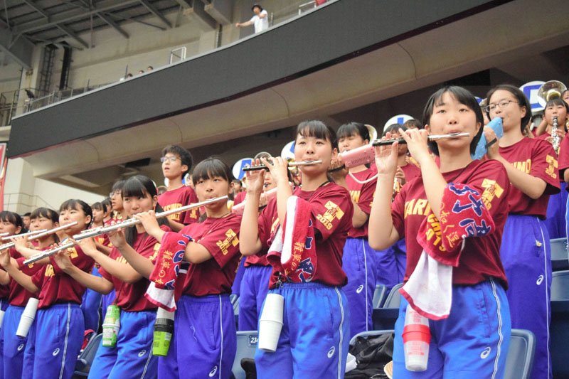 スタンドで演奏する市立習志野高校の吹奏楽部員。今夏はブラスバンドの応援も制限付きで認められる＝２０１９年７月２２日、千葉市美浜区のＺＯＺＯマリンスタジアム