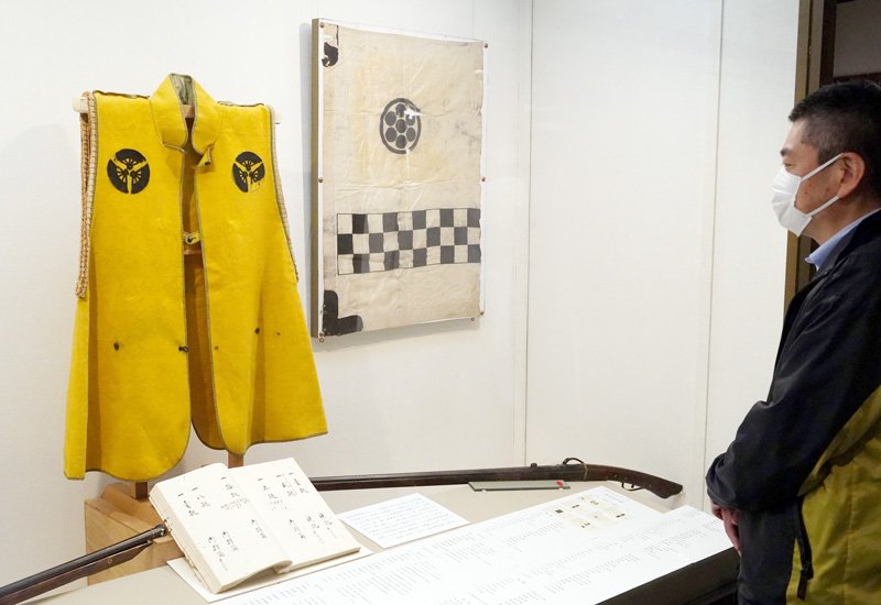 展示されている大多喜藩主が着用した「三ツ紋付黄羅紗陣羽織」＝いすみ市郷土資料館