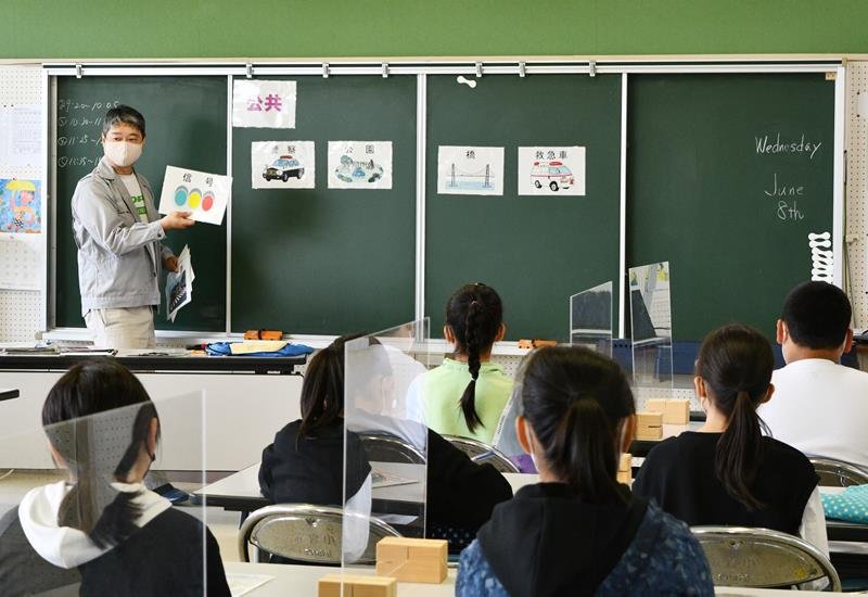 税金の仕組みについて学んだ租税教室＝香取市立水の郷小学校
