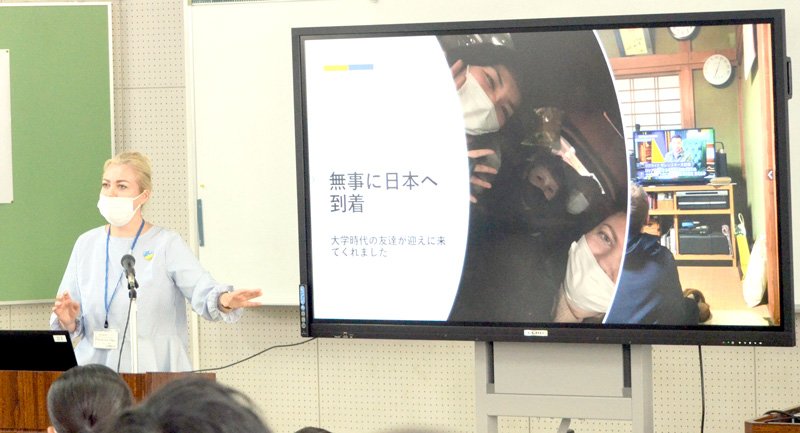 ウクライナからの避難経緯や平和の大切さを語ったオルガさん＝横芝光町の横芝敬愛高