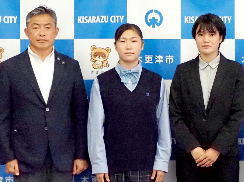デフリンピックでの活躍を渡辺市長（左）に報告した高木選手（中央）＝木更津市