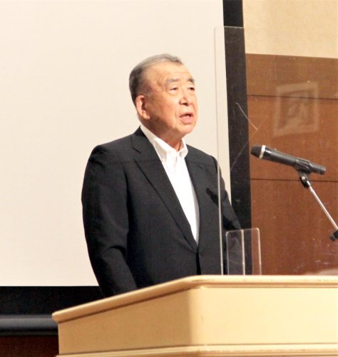 定時総会であいさつする三枝会長＝１６日、千葉市中央区