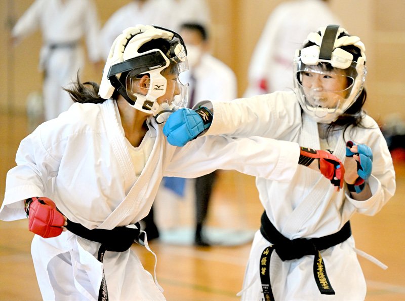小学６年女子組手の部で優勝し実川杯に選ばれた大山優芽（右）＝１２日、八街市スポーツプラザ
