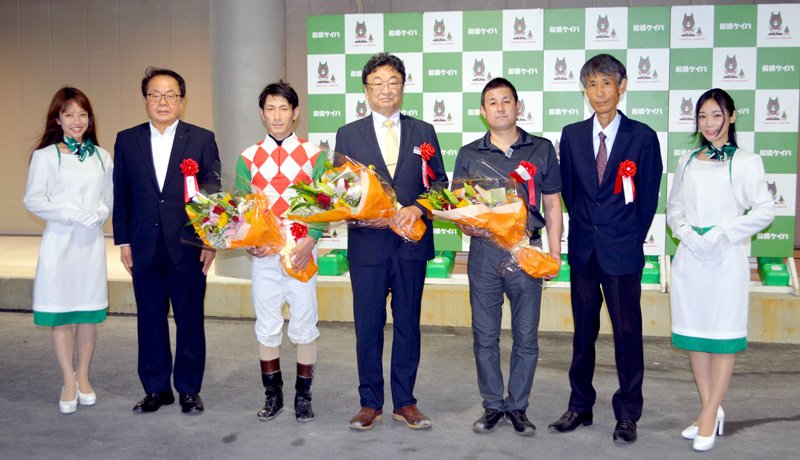 千葉日報賞スプリントを制した矢野騎手（左から３人目）ら＝２１日、船橋競馬場
