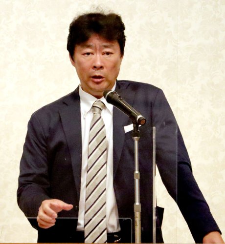 千葉政経懇話会６月例会で講演する細川氏＝２２日午後、千葉市中央区のホテル