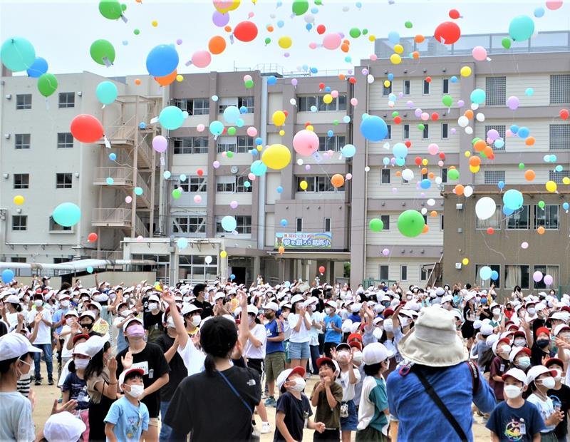 開校１３０周年を記念して葛飾小の全校児童が行った風船飛ばし＝２４日、船橋市

