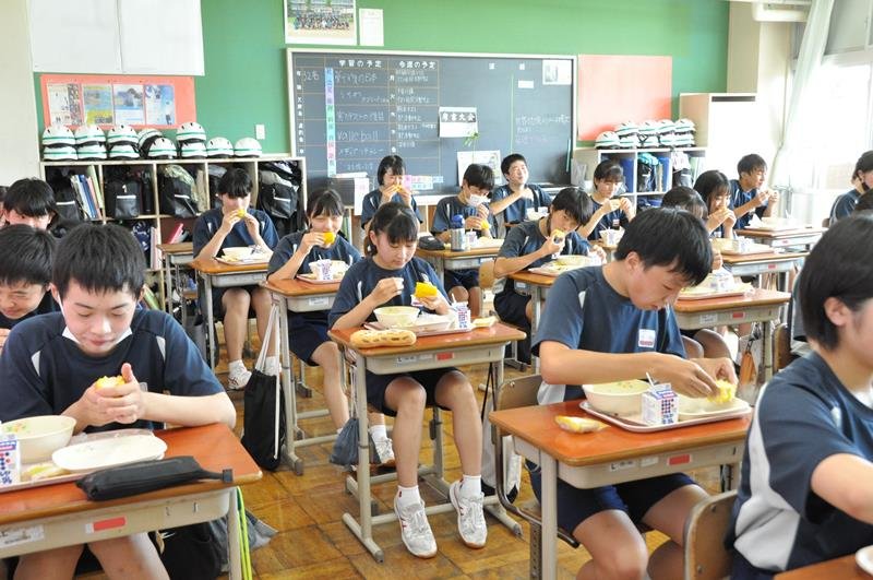 トウモロコシをほおばる八日市場一中の生徒ら（匝瑳市提供）
