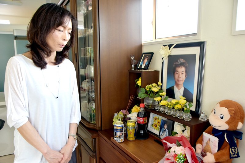長男樹生さんの遺影を前に、事故で大切な人を失った当事者としての思いを語る真理さん＝２０日午後