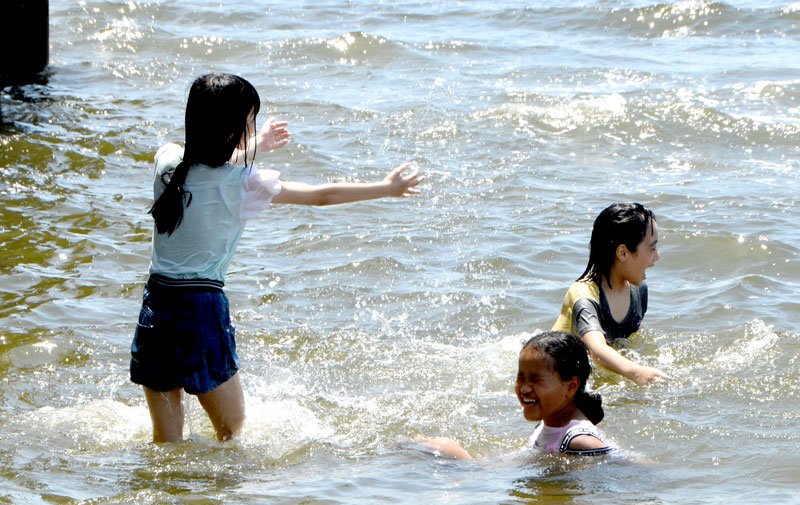 梅雨明け初日の厳しい暑さの中、海で遊ぶ子どもたち＝２７日午後、千葉市美浜区のいなげの浜