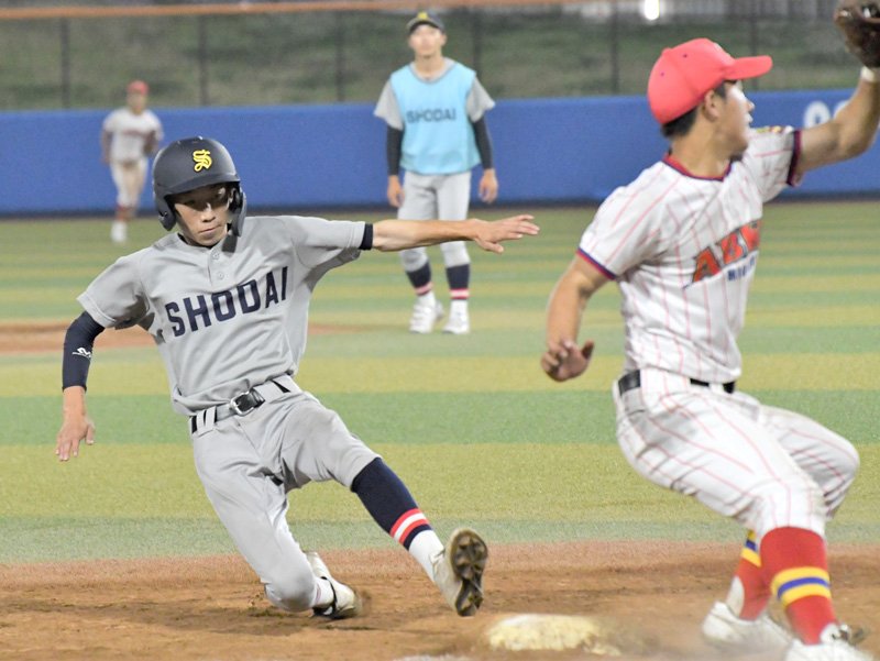 壮行試合でプレーする千葉商大付と我孫子東の選手＝浦安市運動公園