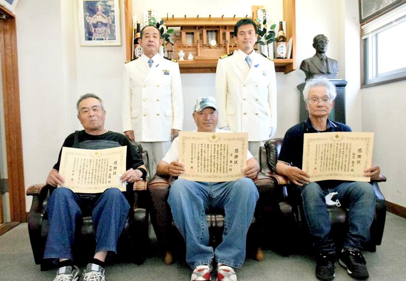 感謝状が贈られた中嶋正雄さん、辻寿一さん、椎名隆夫さん（左から）＝銚子市