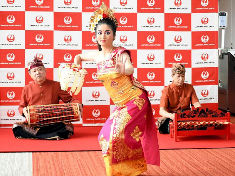 インドネシアの伝統的な踊り「パニャンブラマ」が披露された記念式典＝成田空港
