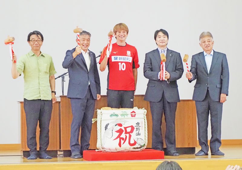 「木更津スポーツヴィレッジ」宿泊棟の完成を祝うカレン・ロバート代表（中央）ら
