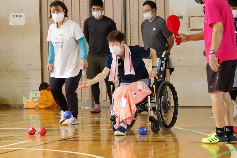 館山市内初のボッチャ大会を楽しむ参加者（同市提供）
