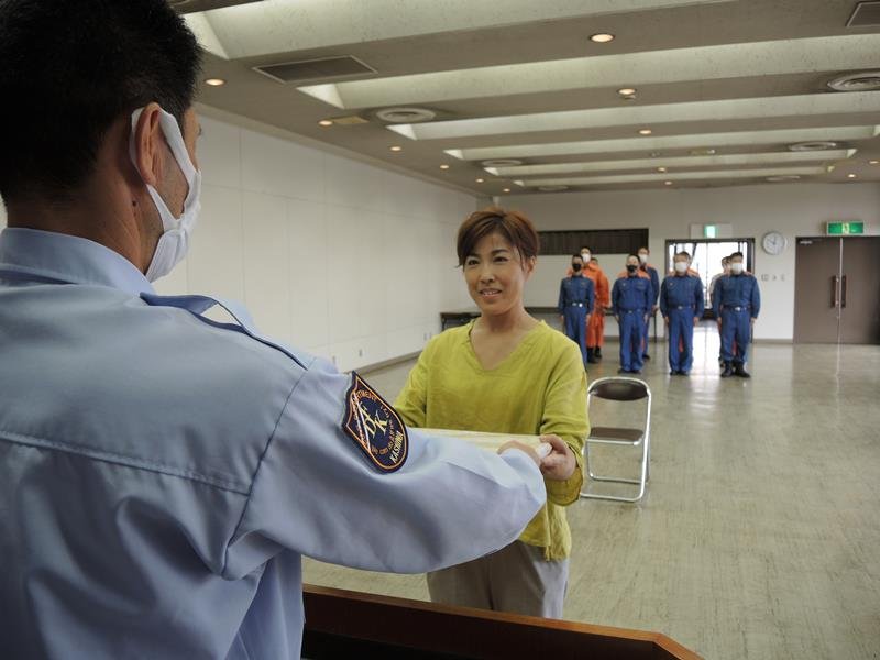 海老原署長から感謝状を贈呈される天木さん＝２３日、柏市消防局西部消防署
