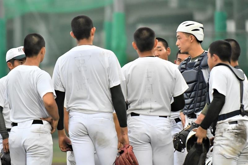 持丸監督から辛抱強さを買われ、冬から主将に就いた専大松戸の加藤（右から２人目）。初の連覇へチームを引っ張る＝松戸市
