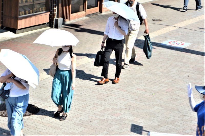 最高気温３７・８度を観測した船橋市。連日の猛暑に日傘を差して歩く人が目立った＝１日午後２時半すぎ