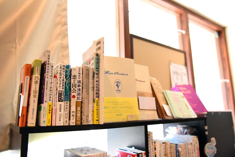 千葉市の書店が「選挙割」　政治の話や投票、もっと気軽に　ポップなポスター、視覚にも訴え　花見川区「本屋ライトハウス」