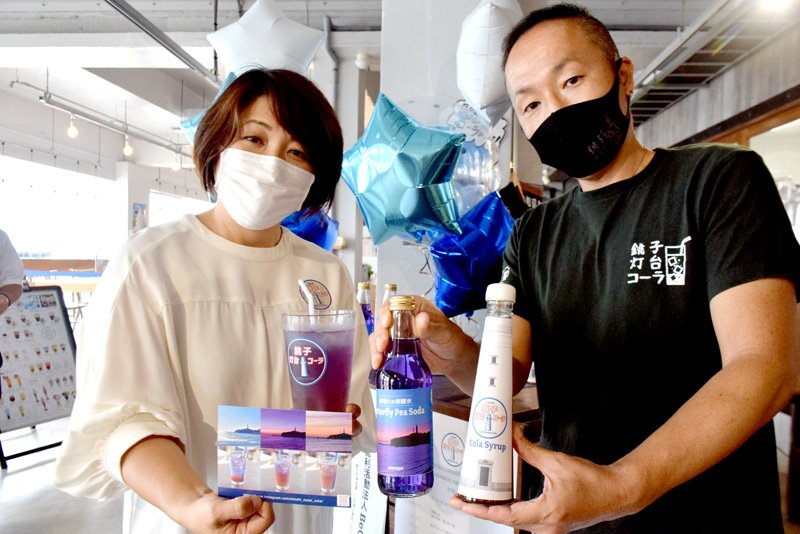 シロップボトルを披露するチョウシ・チアーズの佐久間社長（左）と浜鈴総芸の鈴木社長＝銚子市