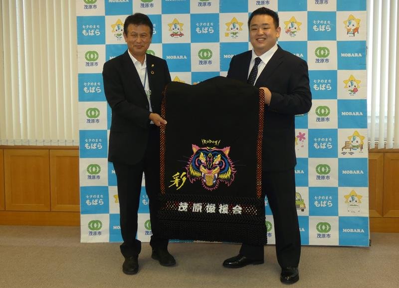 化粧まわしを寄贈した彩さん（右）。左は田中市長＝茂原市役所
