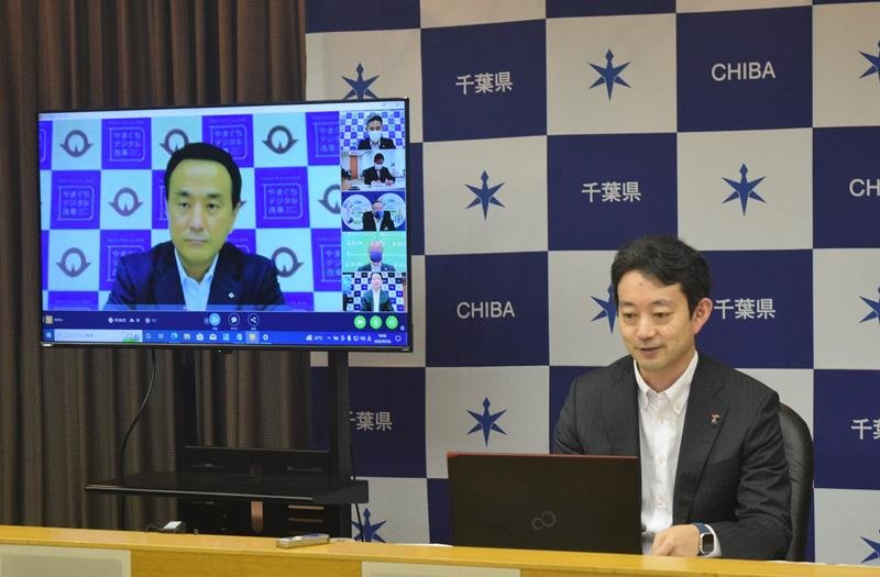 全国知事会デジタル社会推進本部のウェブ会議であいさつする千葉県の熊谷知事＝６日、県庁

