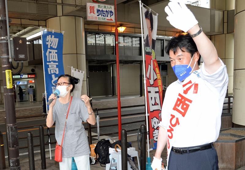 ＮＰＯ女性理事の飛び入りでの応援演説を受ける小西氏＝４日、ＪＲ千葉駅前
