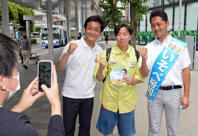 玉木代表（左）とそろって、支持者との撮影に応じる礒部氏＝５日、ＪＲ千葉駅前
