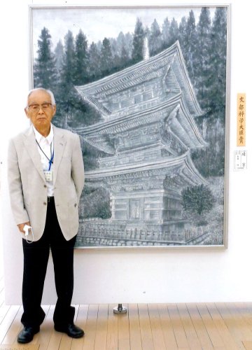 文部科学大臣賞を受賞した齊藤さんと作品「靖寧」