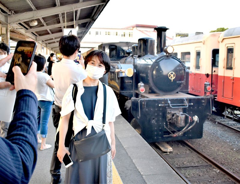 夜トロッコ特別企画の出発時に写真撮影を楽しむ参加者＝１日、市原市の小湊鉄道五井駅