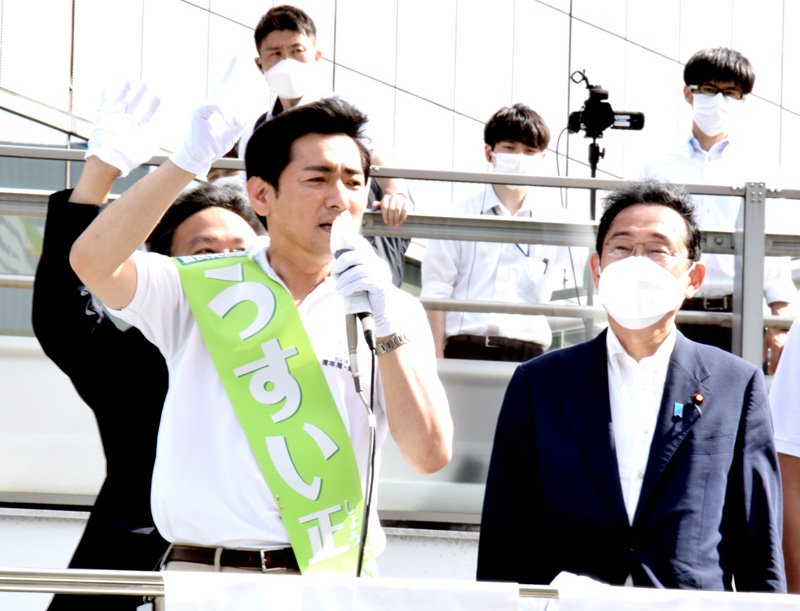 憲法９条改正を力強く訴える臼井氏（左）と岸田首相＝６月２４日、ＪＲ船橋駅前