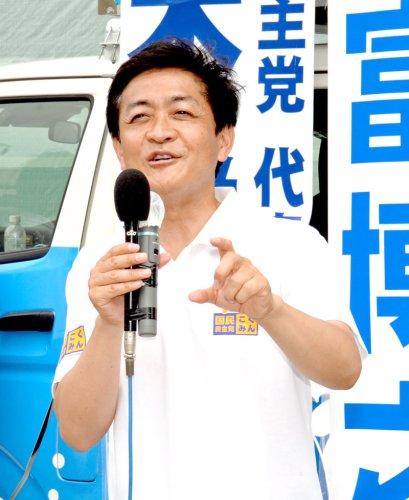 演説する国民民主党の玉木代表＝５日、ＪＲ千葉駅前