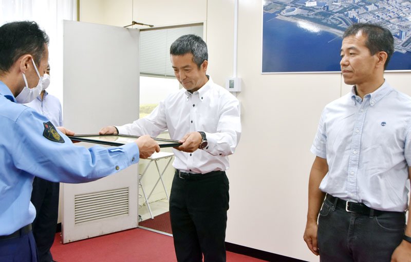 署長感謝状を贈られた酒井さん（左）と安藤さん＝千葉西署