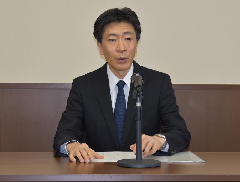 就任会見で抱負を語る小野瀬所長＝千葉地裁
