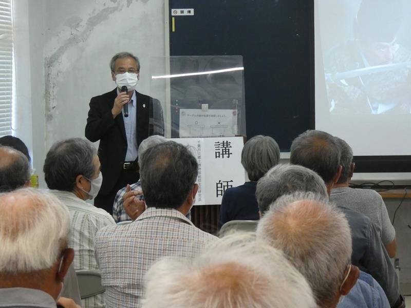 鎌倉時代の東上総の歴史を紹介する外山さん＝一宮町中央公民館

