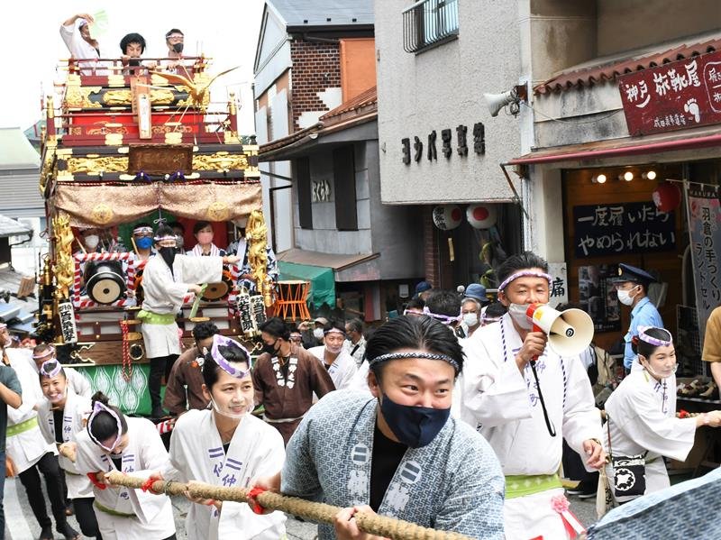 若者たちが威勢良く引き回す山車が３年ぶりに戻って来た成田山参道＝８日、成田市