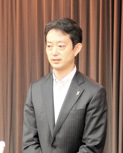 安倍元首相の死亡を受け、沈痛な表情で記者の質問に答える熊谷千葉県知事＝８日、県庁