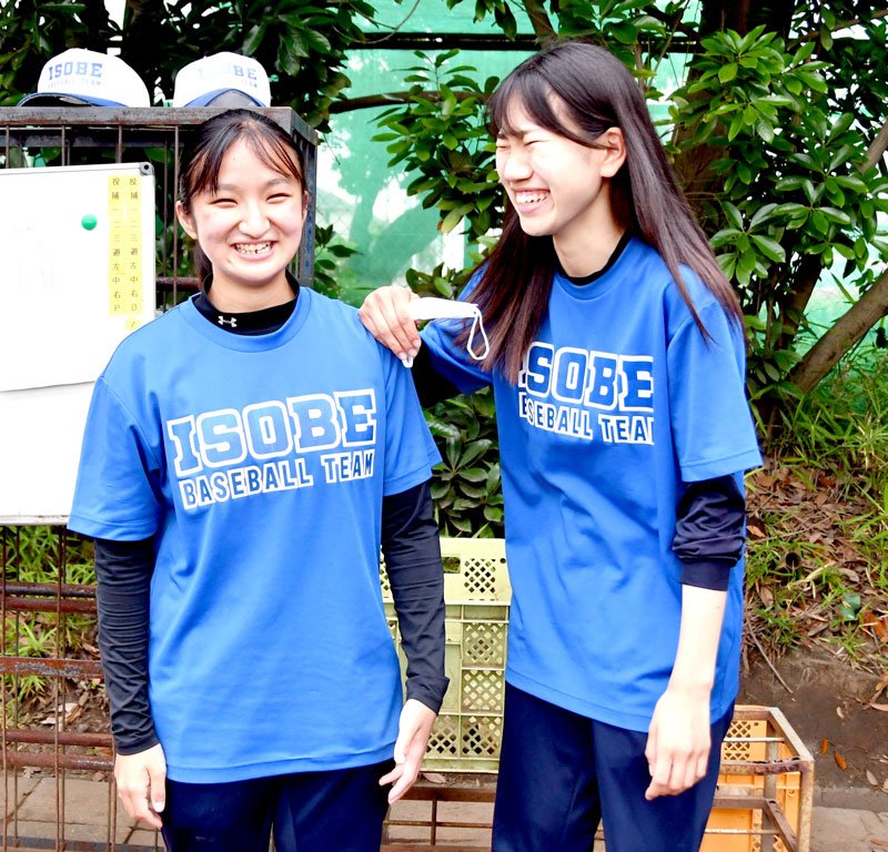 いとこ同士でマネジャーを務める磯辺の斎藤心那さん（左）と斎藤真衣さん＝千葉市美浜区