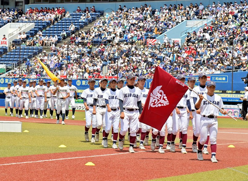 第１０４回全国高校野球選手権千葉大会の開会式で入場行進する選手。スタンドでは観客が入場行進を見守った＝９日午前、千葉市美浜区のＺＯＺＯマリンスタジアム