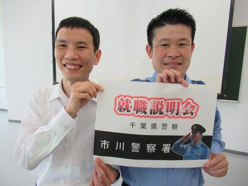 独自の動画を作成した友部警部補（右）と鹿島係長（左）＝市川署
